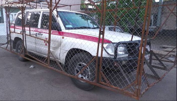 У незвичайному авто: на Запоріжжі рятувальники евакуювали родину з прифронтового …