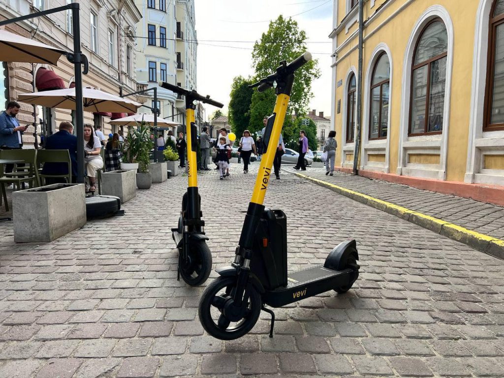 У парках Чернівців заборонили рух електросамокатів та мопедів