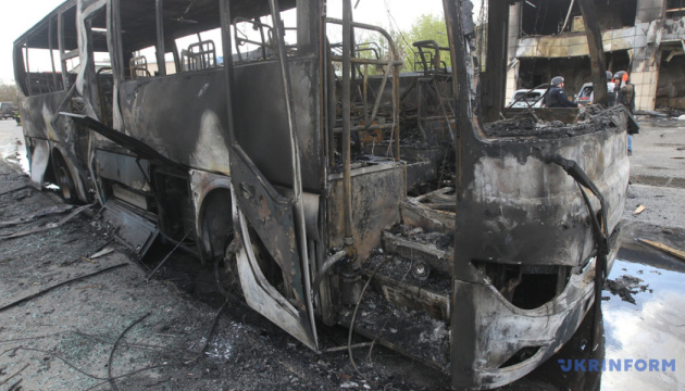 У передмісті Дніпра через російську атаку знищений медичний автобус