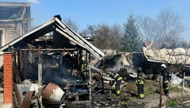 У передмісті Харкова після обстрілу 5 травня спалахнули пожежі