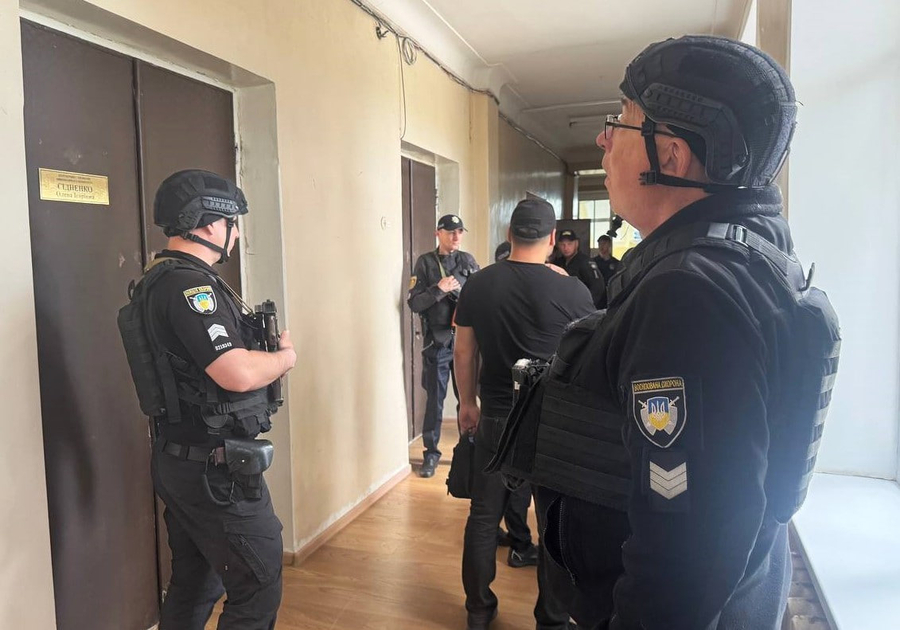 У приміщення Світловодської міськради сталася стрілянина