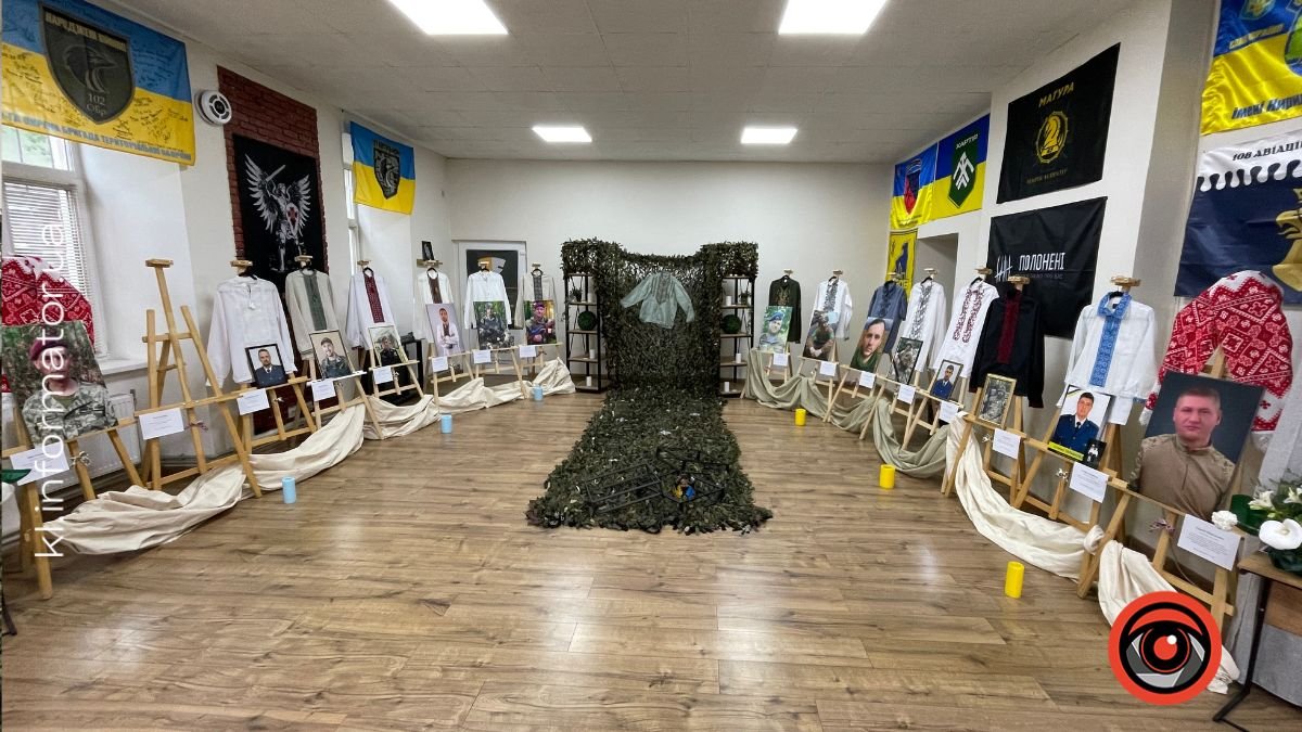 У просторі "ГАРТ" відкрили виставку вишиванок загиблих Захисників