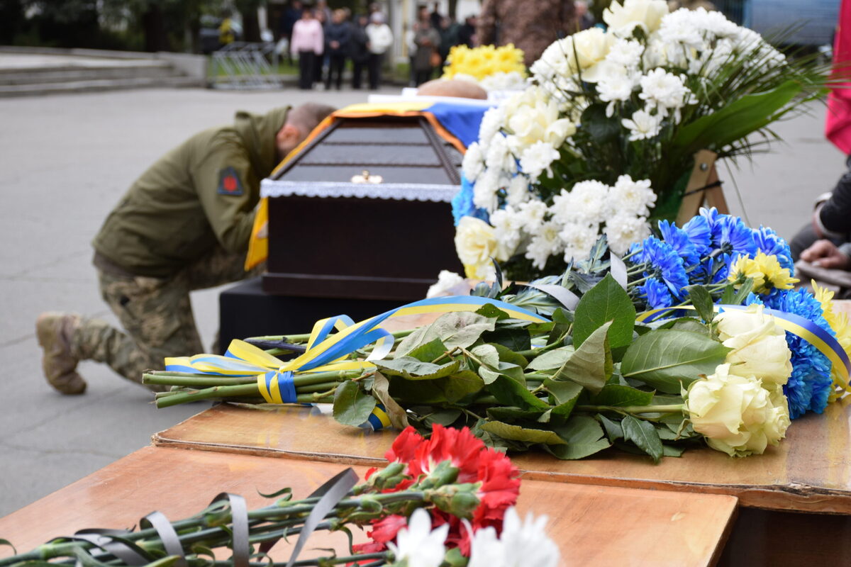 У п'ятьох громадах Хмельниччини попрощалися з воїнами