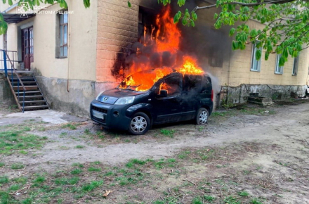 У райцентрі Житомирської області згорів автомобіль та віконна рама будинку, …