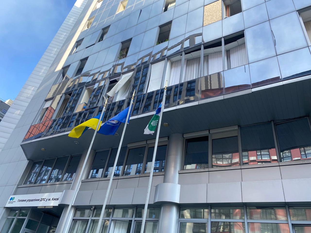 У результаті атаки РФ пошкоджена будівля податкової служби у Києві