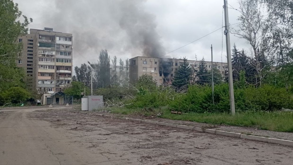 У результаті обстрілу Миколаївки загинув чоловік, горять квартири у багатоповерхівці …