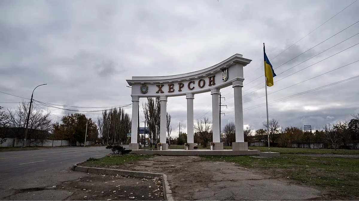 У російському підручнику за редакцією Медведєва Херсон віднесли до території …