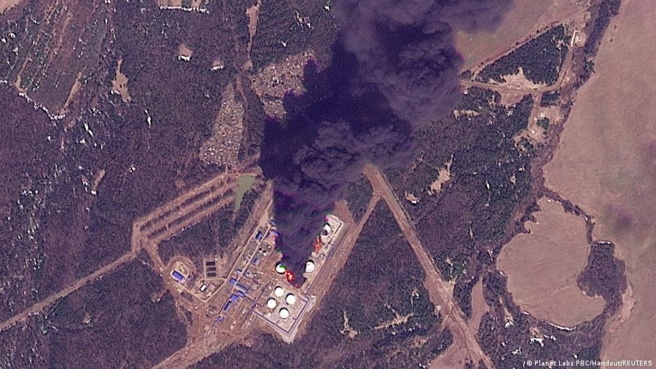 Атака в РФ: у Пермі уражено НПЗ, населення попереджають про …