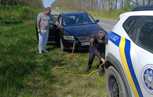 У салоні була маленька дитина: на Тернопільщині поліцейський допоміг родині …