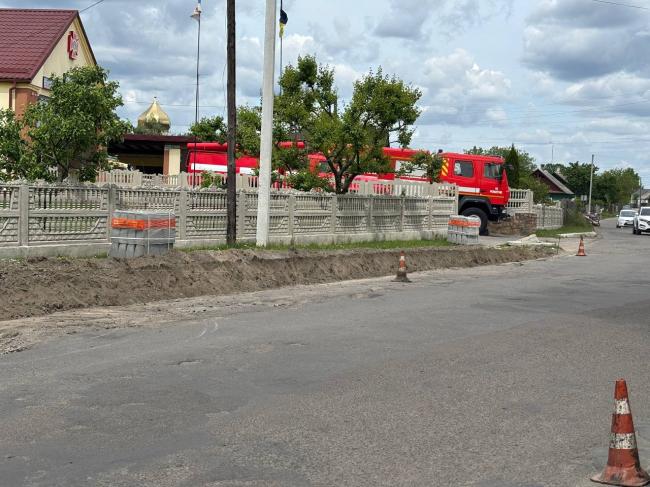 У селищі на Рівненщині укладають новий асфальт