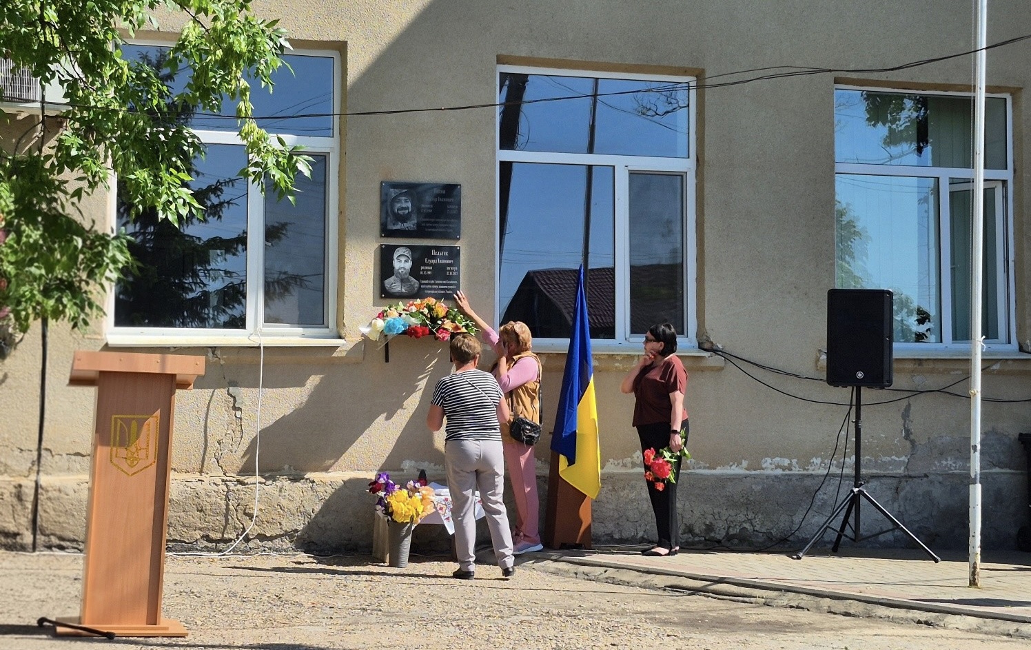 У селі Василівській громаді на стіні навчального закладу відкрили меморіальні …