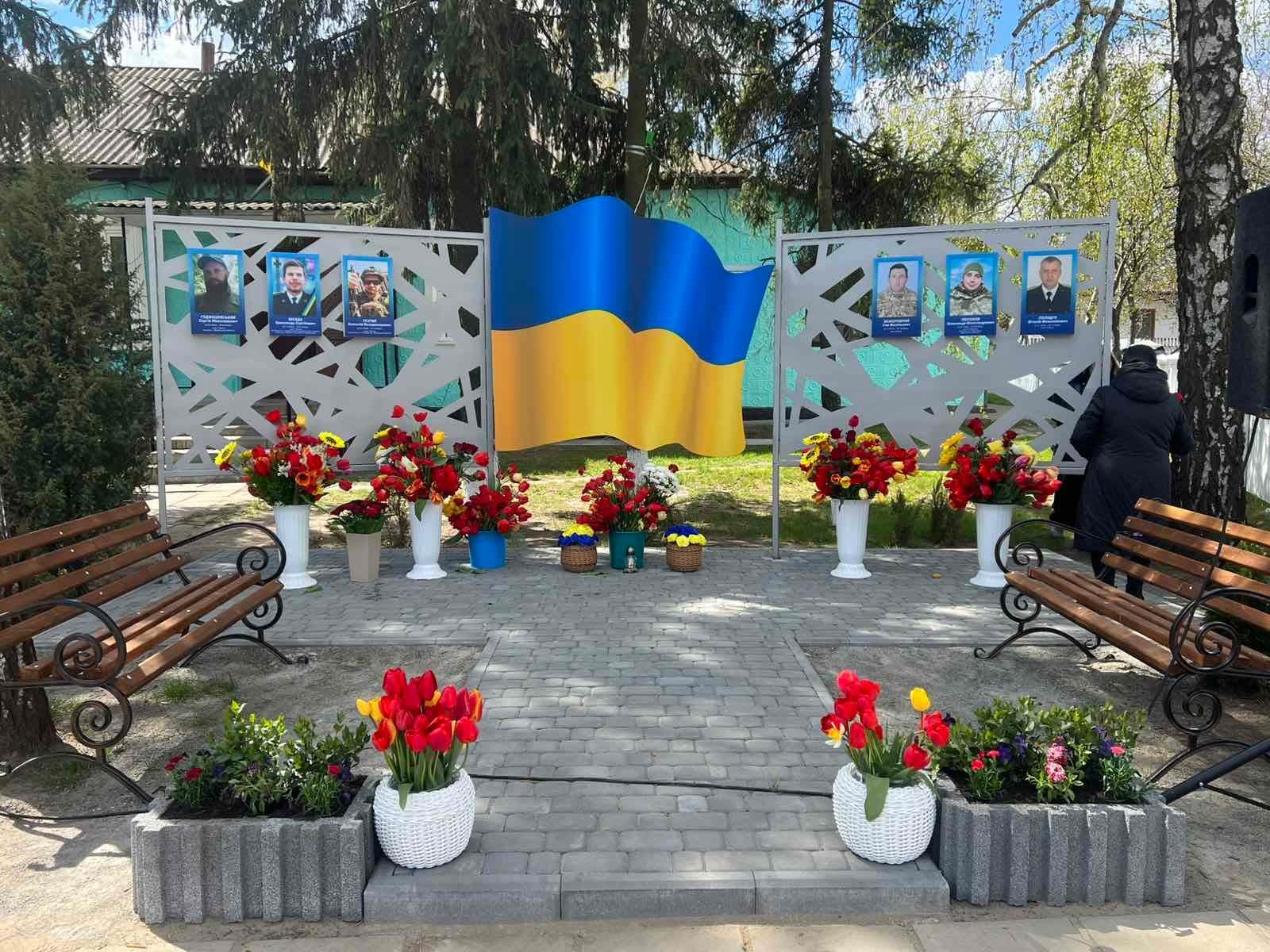 У селі Тартак, що на Вінниччині, відкрили дошку пам’яті захисників …