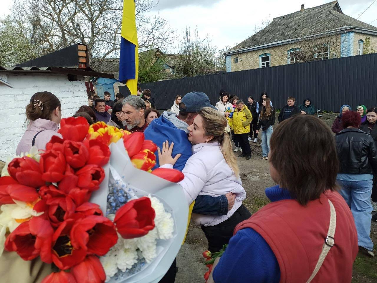 У селі Черкаського району зустріли військового, який повернувся з полону …