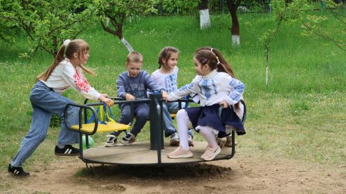 У селі на Бучаччині відкрили дитячий майданчик для дітей (фото)