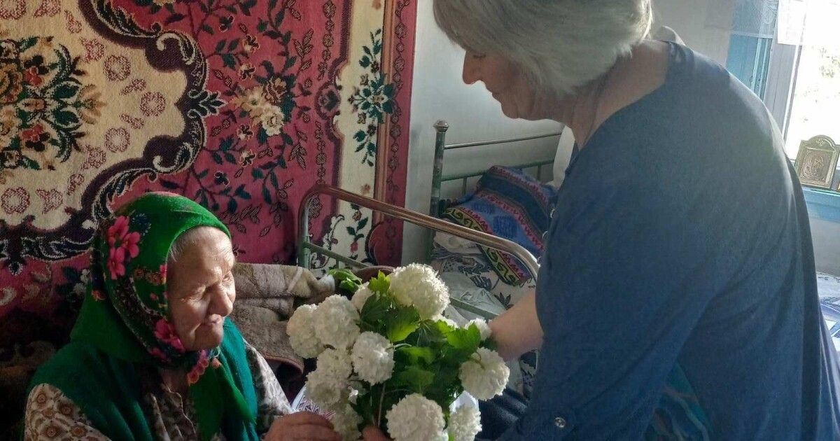 У селі на Волині привітали довгожительку з 92-річчям