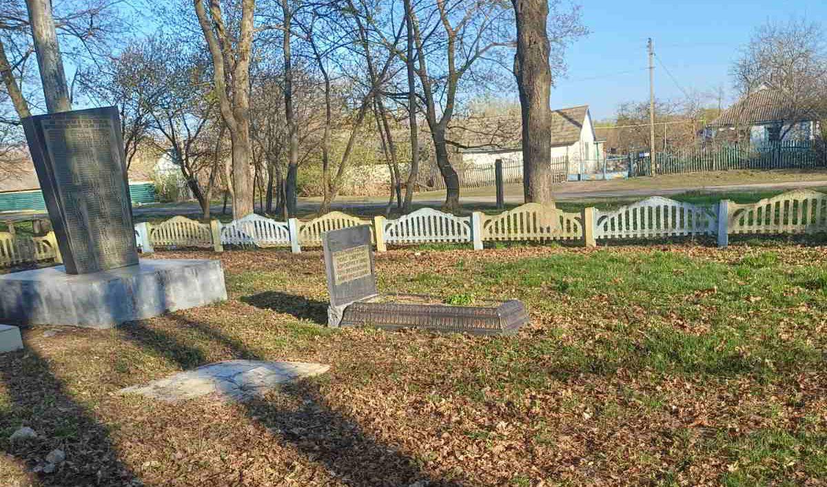 Село на Полтавщині очистили від комуністичної символіки