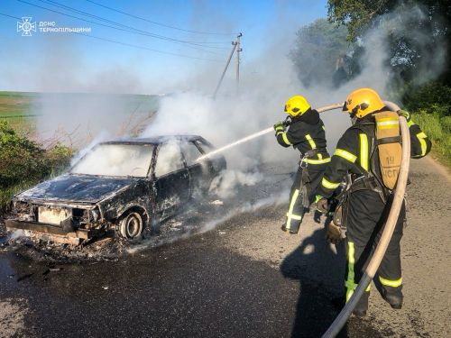 У селі на Тернопільщині повністю згорів легковий автомобіль (фото)