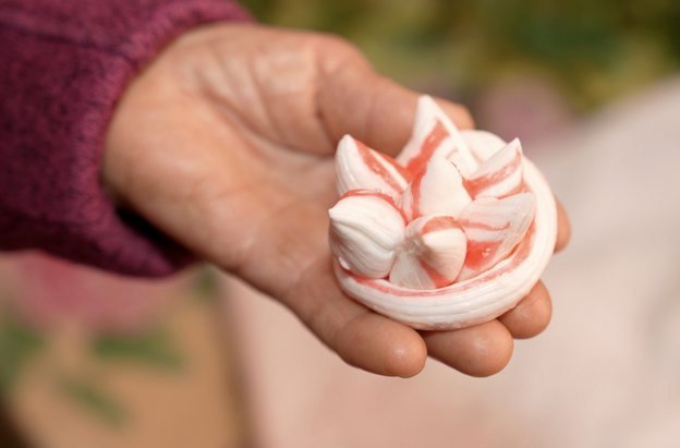 У селі на Черкащині збереглася традиція створення цукрових весільних шишок