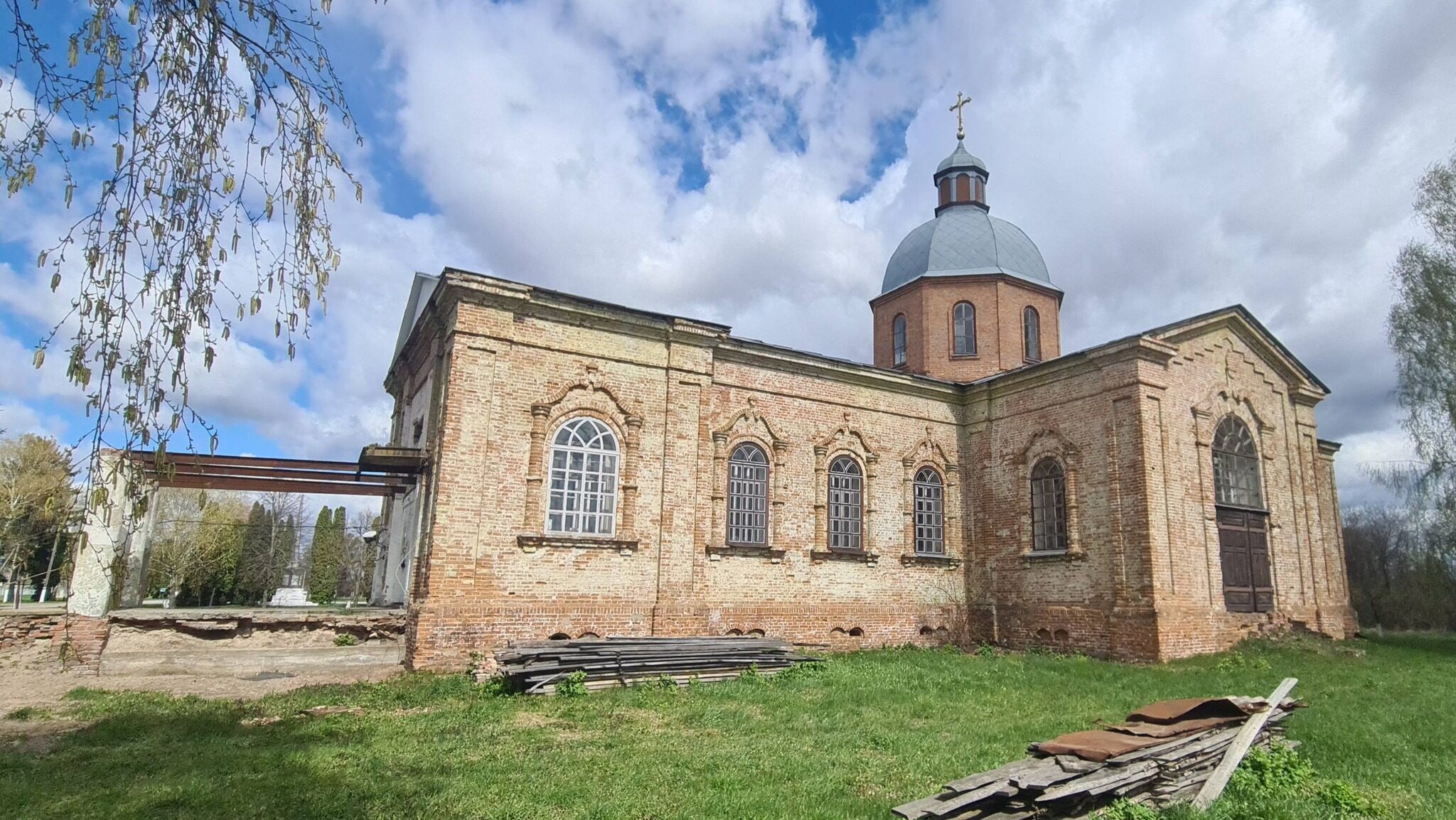 У селі на Чернігівщині збереглася старовинна цегляна церква