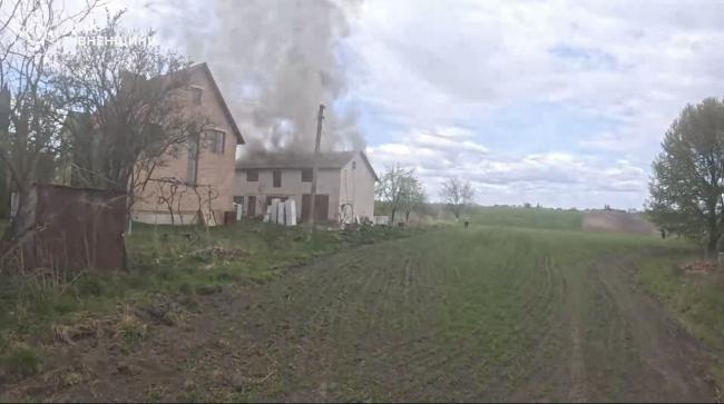 У селі неподалік Рівного горіла двоповерхова господарська будівля (ВІДЕО)