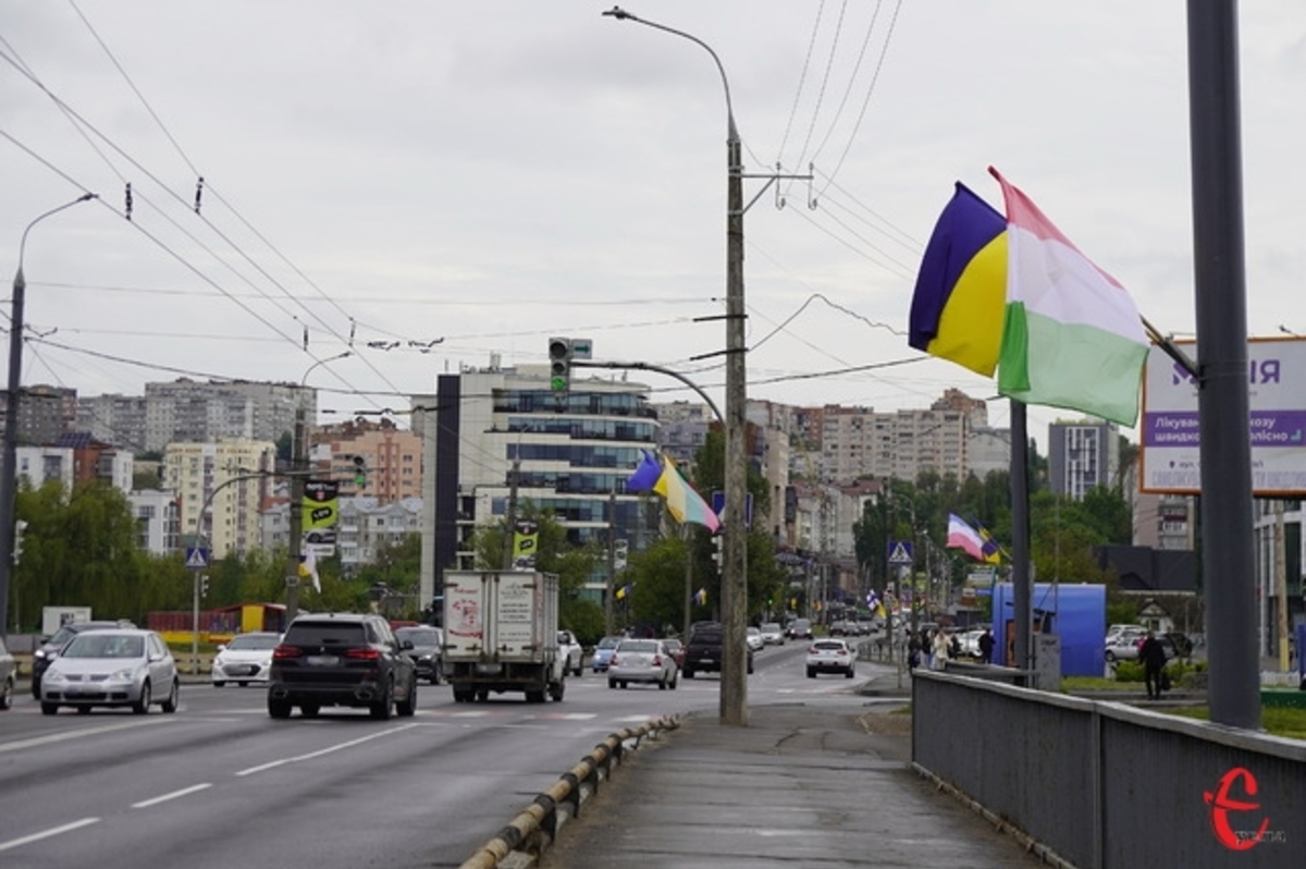 У середмісті Хмельницького вивісили прапори країн Євросоюзу