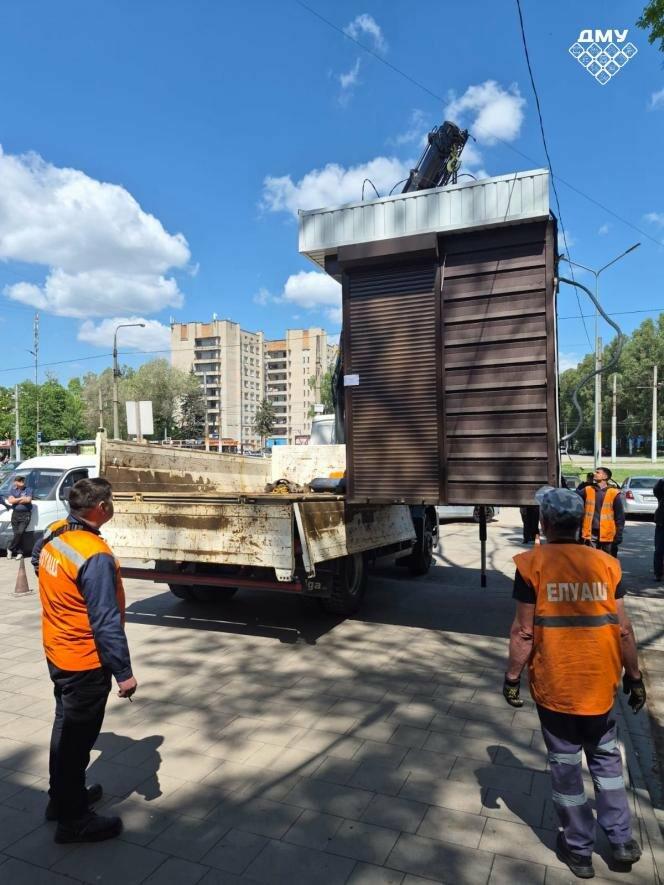 У спальному районі Запоріжжя демонтували незаконний МАФ
