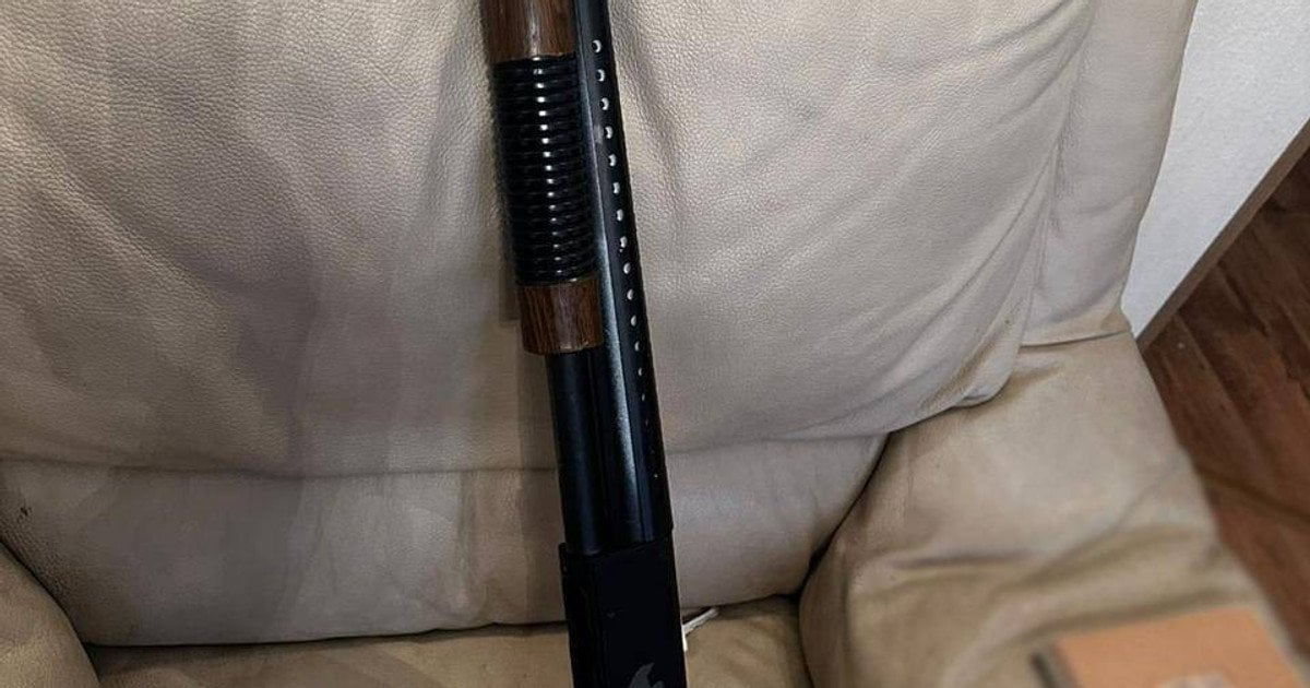 У супермаркеті Києва чоловік лякав людей зброєю: перші подробиці