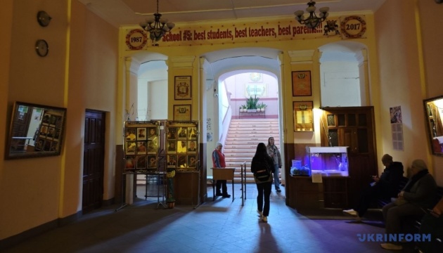 У тернопільській школі після нападу з ножем на ученицю проводять …