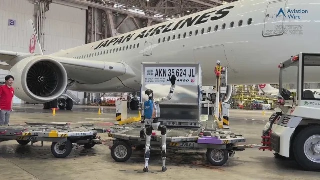 У токійському аеропорту тестують роботів для розвантаження багажу