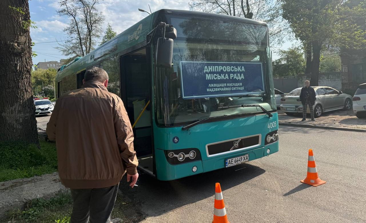 У трьох будинках Дніпра розбито більше 130 вікон