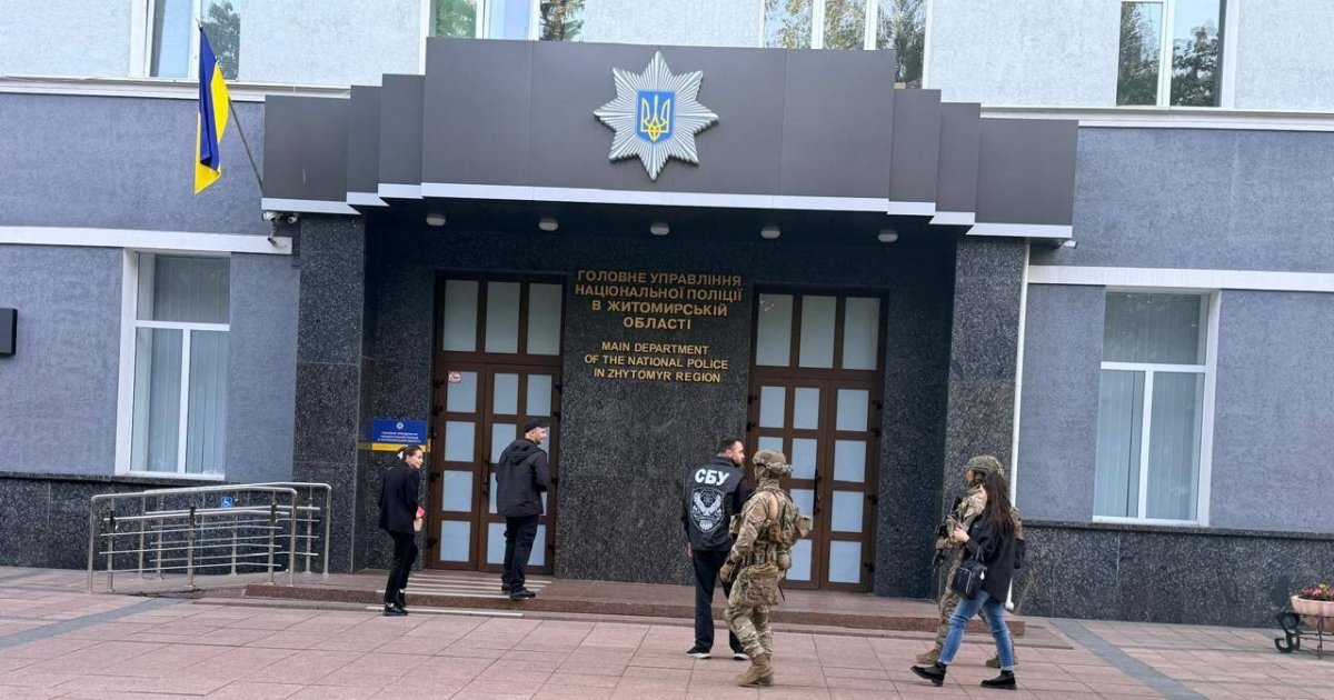 В трьох обласних управліннях поліції проводять обшуки