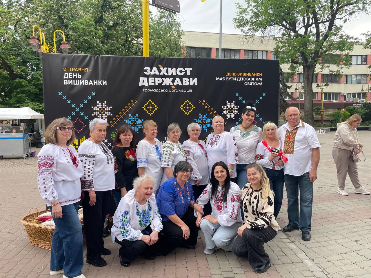 У центрі Івано-Франківська збирають підписи, аби День вишиванки став офіційним …