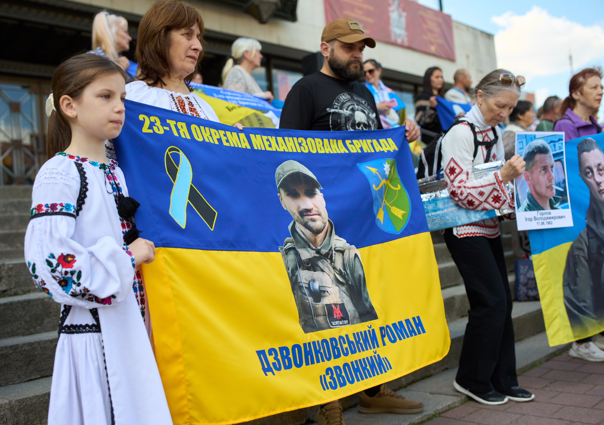У центрі Івано-Франківська сотні людей вийшли на акцію на підтримку …