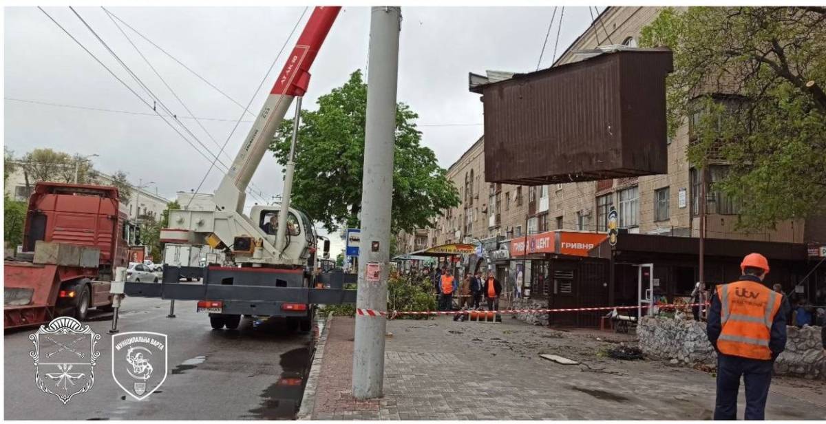 У центрі Запоріжжя демонтують незаконно встановлені торгові кіоски