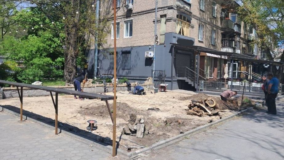 У Запоріжжі зупинили встановлення літнього майданчика під вікнами