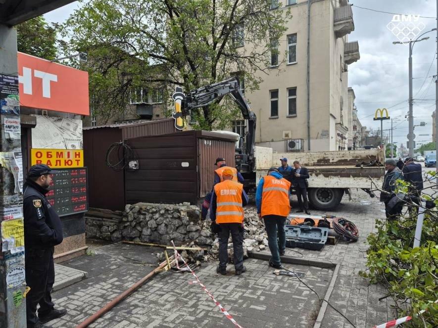 У центрі Запоріжжя прибрали два незаконних МАФи