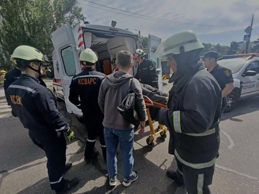 У центрі Запоріжжя сталася ДТП: рятувальники деблокували жінку, яку затисло …