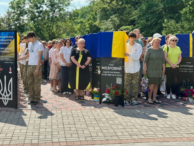У центрі Канева відкрили Алею Слави зі світлинами 103 полеглих …