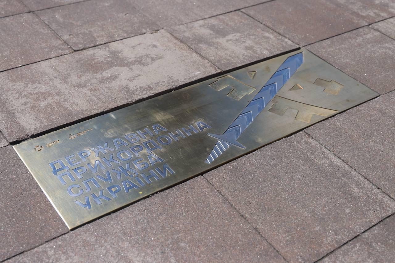 У центрі Києва відкрили пам'ятний знак на честь воїнів Державної …