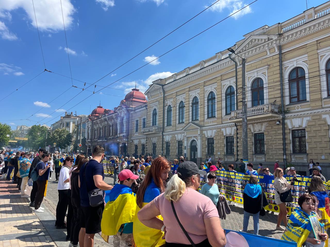 У центрі Кропивницького розгорнули 380-метровий прапор із фото зниклих безвісти …