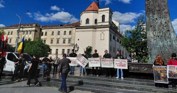 У центрі Львова відбувся нечисленний мітинг проти трудових мігрантів