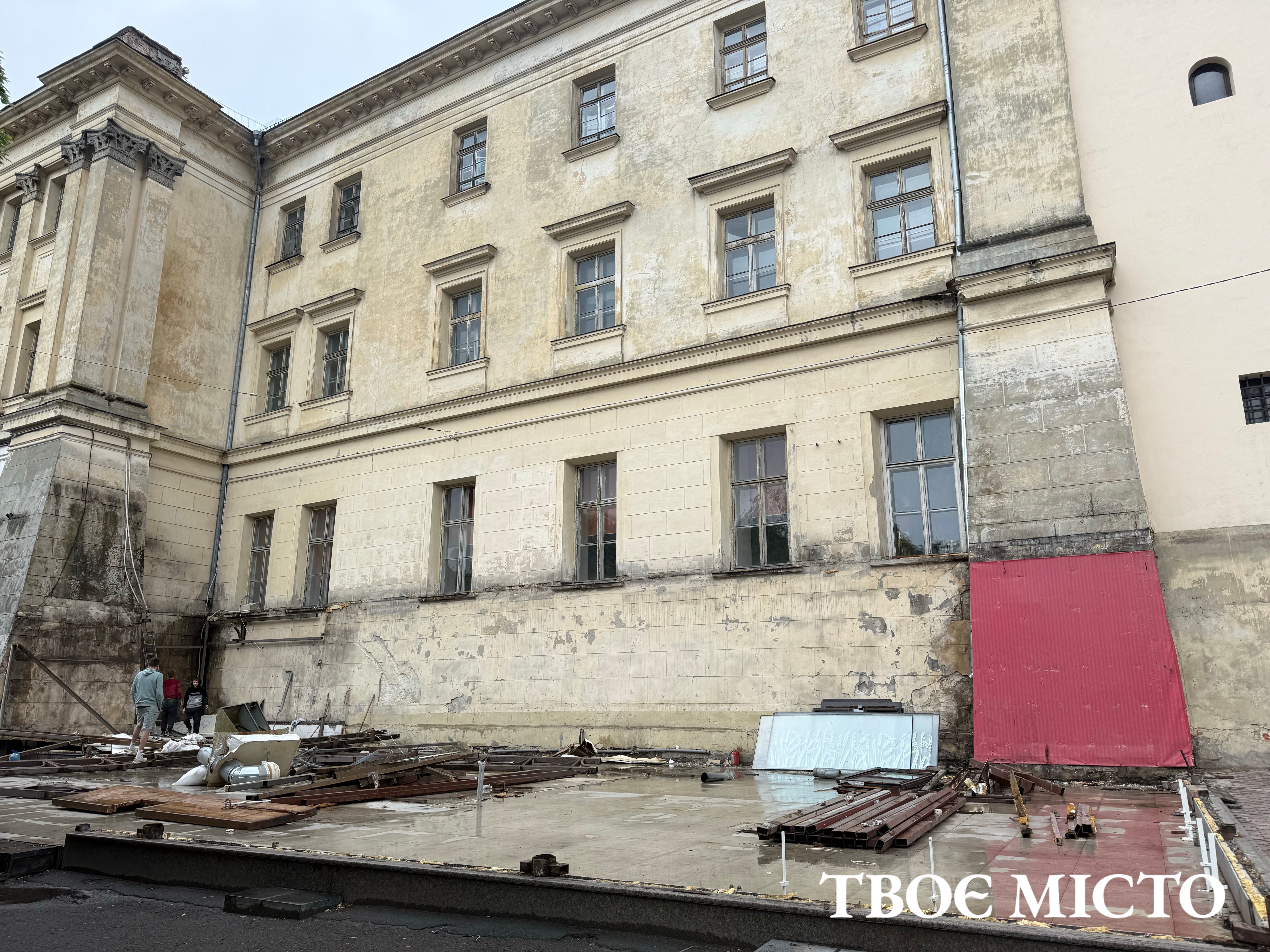 У центрі Львова демонтували “Язикату тещу”. Фото