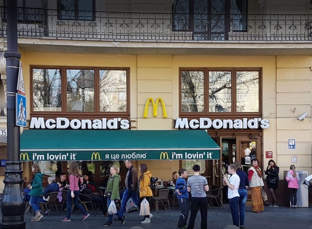 У центрі Львова скаржаться на роботу Макдональдса (ВІДЕО)