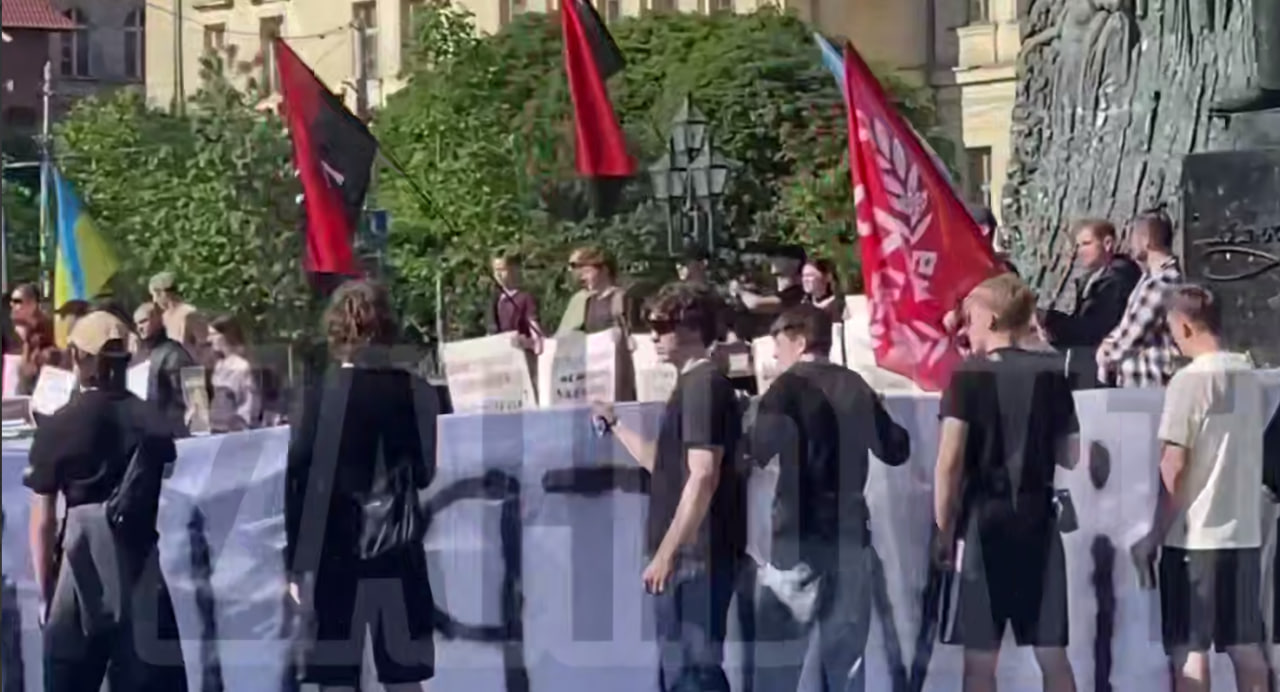 У центрі Львова триває мітинг щодо міграційної політики (ВІДЕО)