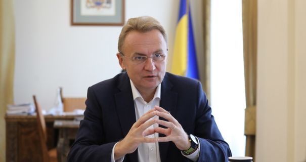У центрі Львова чоловік облив Садового рідиною: як відреагував мер