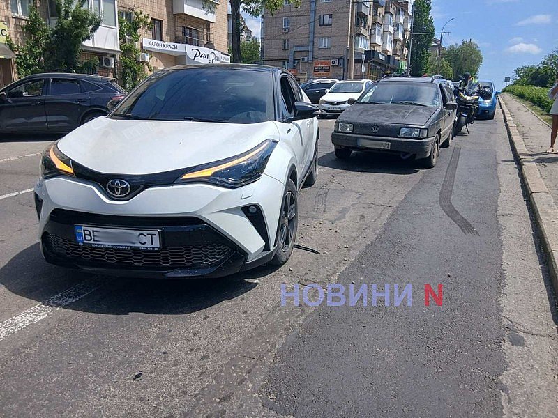 У центрі Миколаєва «Тойота» зіткнулася з «Фольксвагеном»: на проспекті затор