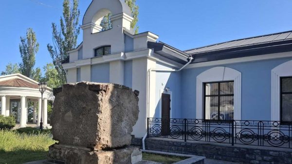 У центрі Миколаєва демонтували скандальний «куб» із імперськими наративами