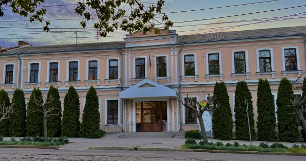 У центрі Миколаєва за $1,1 млн продають будівлю колишнього університету …