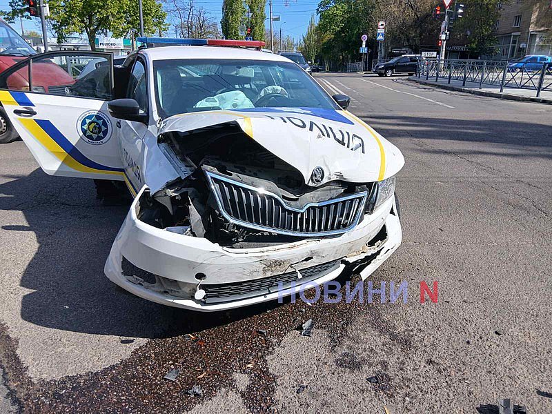 У центрі Миколаєва зіткнулися поліцейський автомобіль та Toyota: машини розбиті