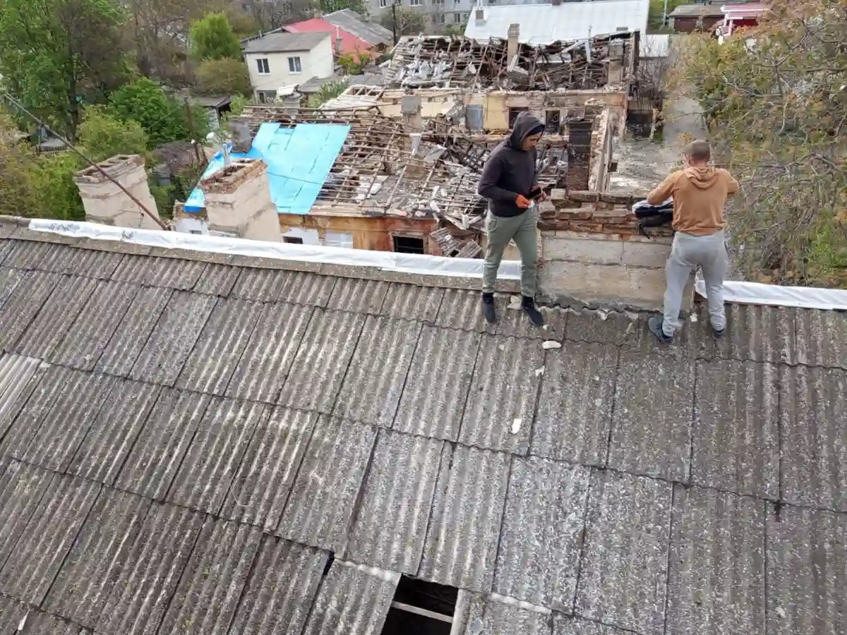 У центрі Одеси відновили дах житлового будинку, пошкоджений внаслідок обстрілу